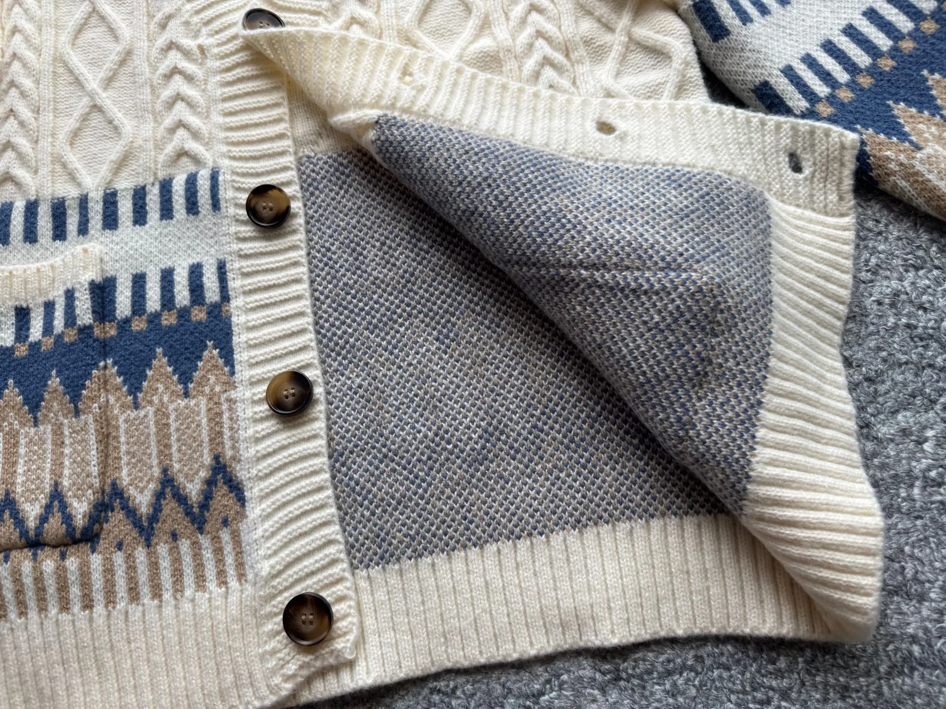 P220 Ralph Lauren old money style cable sweater. The end of the sweater must be twisted! Want to go for an American retro style but are afraid of using too much force? This cable cardigan can be called a "retro dressing cheat"~ ▫️Cable workmanship = the king of retro atmosphere: the three-dimensional cable pattern replicates the texture of American vintage clothes, not deliberately to look old, but with a "sensation of luxury accumulated over time". The moment you put it on, you have the "smell of a male protagonist in a campus movie", and the hair tie was praised as "clothes cheating" when taking photos~ ▫️It doesn't matter your body shape but also hides a lot of fat. It can also be worn by boys with broad shoulders and slightly fat, V The collar can also modify the neck line, making the person look more upright~ Wear it under a coat/down jacket in winter, revealing the cable ties and small red labels, and the sense of layering is directly stunning~ It is perfect with sneakers and leather shoes. American boys rush with their eyes closed, and directly reorganize their wardrobe~ Color: Navy Blue Apricot Size S Height 165-170CM Weight 110-125 M Height 170-175CM Weight 125-140 L Height 175-185CM Weight 140-155